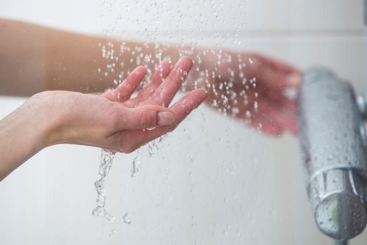Membuat kulit tetap lembap adalah salah satu manfaat mandi tidak pakai sabun untuk kesehatan kulit.