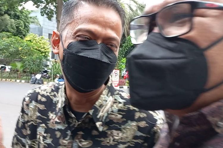 Ayah mendiang Vanessa Angel, Doddy Sudrajat (kiri) dan kuasa hukumnya, Djamaluddin Koedoeboen (kanan), setelah menjalani pemeriksaan kasus dugaan penghinaan dan pencemaran nama baik di Polda Metro Jaya, Senin (10/1/2022). 