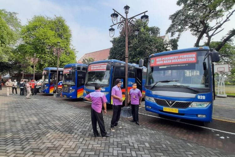 Armada bus disiapkan Pemkot Surakarta untuk menjemput pemudik  yang pulang ke Solo, Jawa Tengah menuju lokasi karantina. Bus tersebut ditempatkan di terminal, stasiun dan bandara mulai Jumat (3/4/2020).