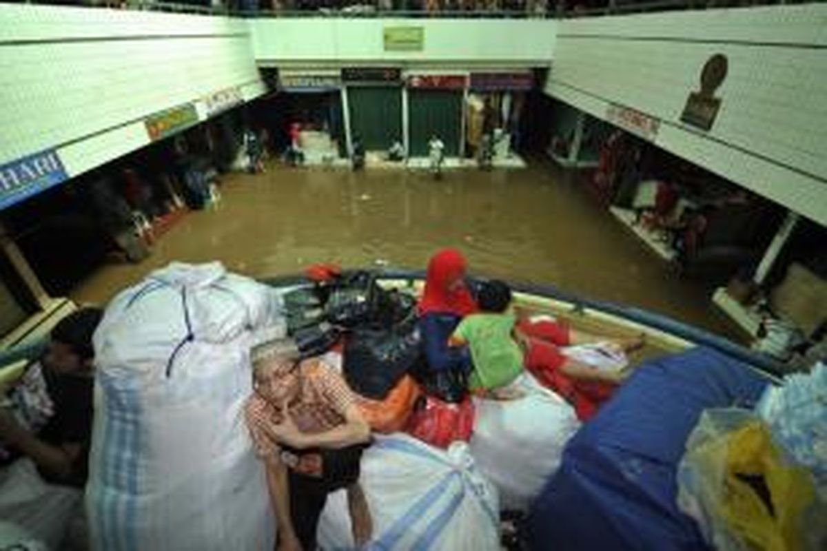 Lantai dasar Pasar Cipulir, Jakarta Selatan, hingga Selasa pagi (14/1/2014) pukul 9.30 masih terendam setinggi 30 cm. Banjir akibat meluapnya Kali Pesangrahan tersebut merendam lantai dasar Pasar Cipulir sejak Minggu (12/1) malam. Sebagian besar pedagang di lantai dasar belum bisa beroperasi kembali.