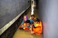 Bahu-membahu Evakuasi Bayi dan Warga Lansia yang Terjebak Banjir