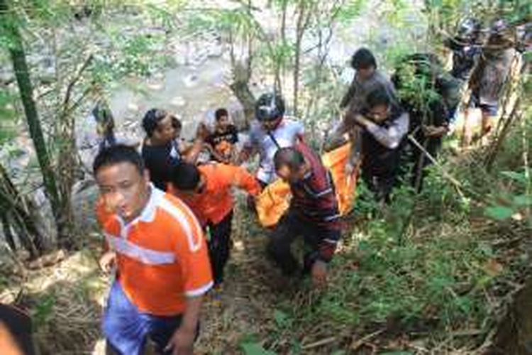 Warga dan anggota Tim SAR mengevakuasi mayat wanita tanpa identitas yang ditemukan menyangkut di bebatuan sungai Progo, Kecamatan  Bandongan, Kabupaten Magelang, Jawa Tengah, Kamis (1/9/2016) siang.