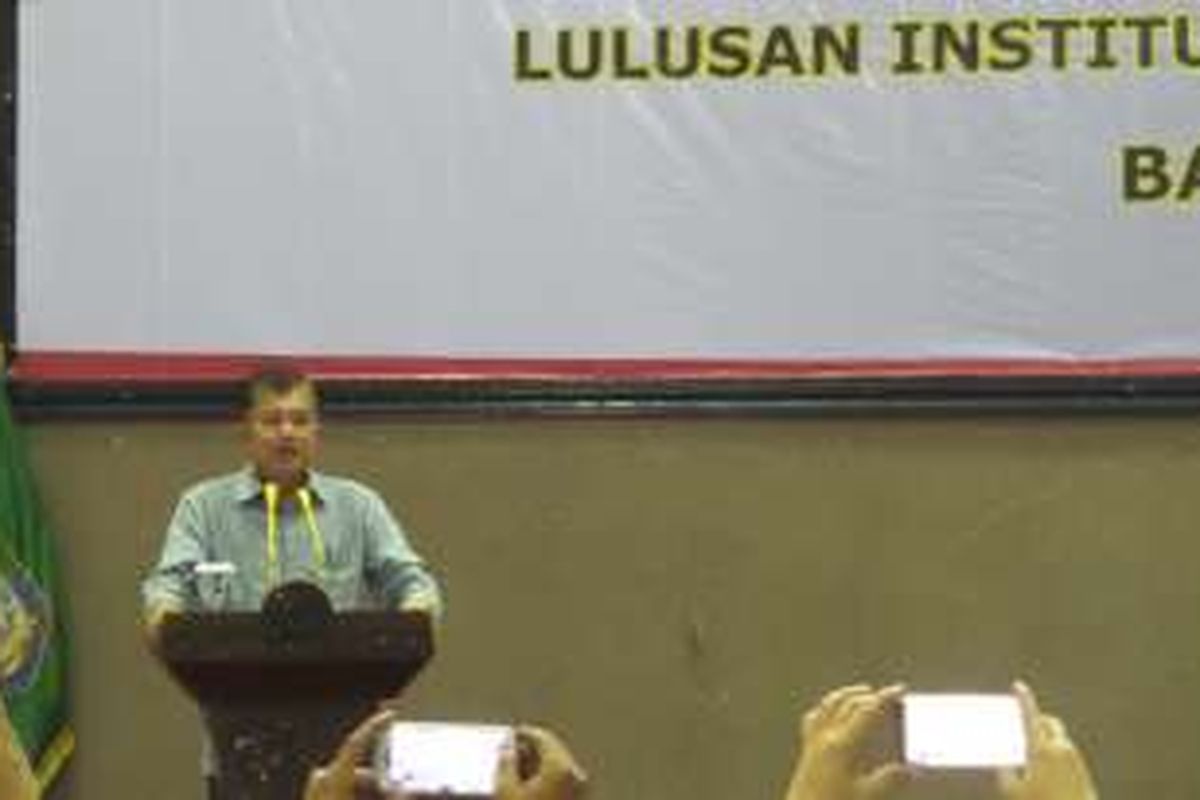 Wakil Presiden Jusuf Kalla saat menyampaikan kuliah umum di Kampus IPDN, Senin (18/7/2016).