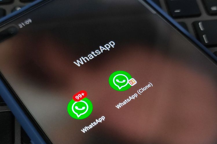 Tampilan aplikasi WhatsApp hasil donwload di Play Store (kiri) dan aplikasi WhatsApp hasil penggandaan (kanan) dengan fitur app clone di ponsel Realme.