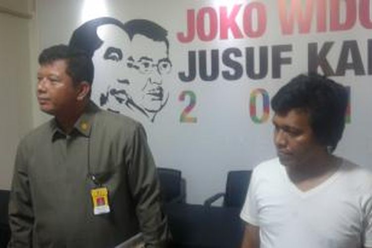 Asisten Intel Paspampres Kolonel Infantri Emil Nurjami, dan politisi PDI-P Adian Napitupulu, seusai menggelar konferensi pers di media center Jokowi-JK, Jalan Cemara 19, Menteng, Jakarta Pusat, Selasa (9/9/2014).