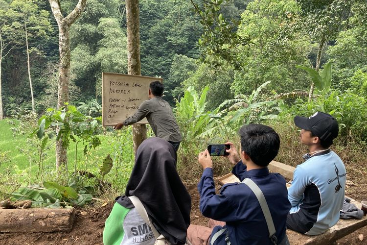 Iyan, Ketua KTH Sadar Tani Muda Desa Bojongmurni, sedang memberi edukasi seputar lebah kepada para wisatawan di area budi daya lebah madu yang berada di lembah hutan kaki Gunung Pangrango di Desa Bojongmurni, Kecamatan Ciawi, Kabupaten Bogor, Minggu (23/5/2021).