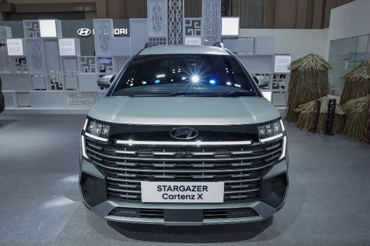 Tampilan depan STARGAZER Cartenz X yang gagah dilengkapi sistem penerangan modern dan grill baru, memperkuat karakter MPV crossover premium. 