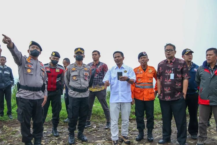 Pj Bupati Banjarnegara Tri Harso Widirahmanto meninjau lokasi Kawah Sileri dan Kawah Timbang di dataran tinggi Dieng, Rabu (18/1/2023).