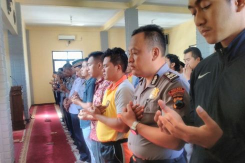 Shalat Ghaib Untuk Korban di Mako Brimob, Anggota Polres Semarang Menangis