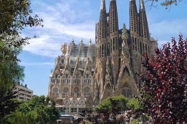 Butuh 143 Tahun, Sagrada Familia Jadi Gereja Tertinggi di Dunia Tanpa Rangka Besi Masif