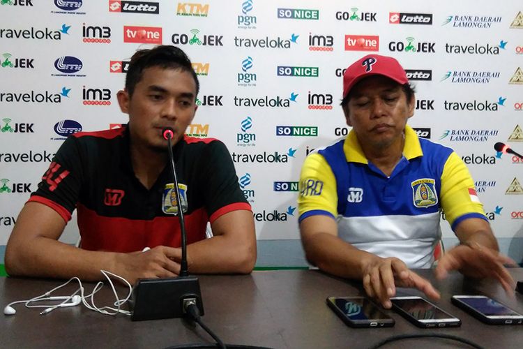 Pelatih Persiba Balikpapan Haryadi (kanan) dan Bijahil Chalwa, usai laga kontra Persela Lamongan.