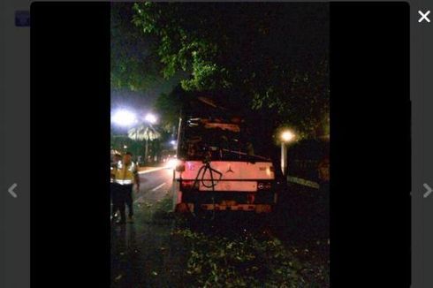 Tengah Malam, Bus PPD Tabrak Pohon di Jalan Imam Bonjol