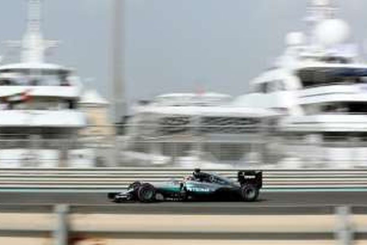 Pebalap Mercedes AMG Petronas F1 Team asal Inggris, Lewis Hamilton, memacu motornya pada sesi latihan pertama GP Abu Dhabi di Sirkuit Yas Marina, Jumat (25/11/2016).