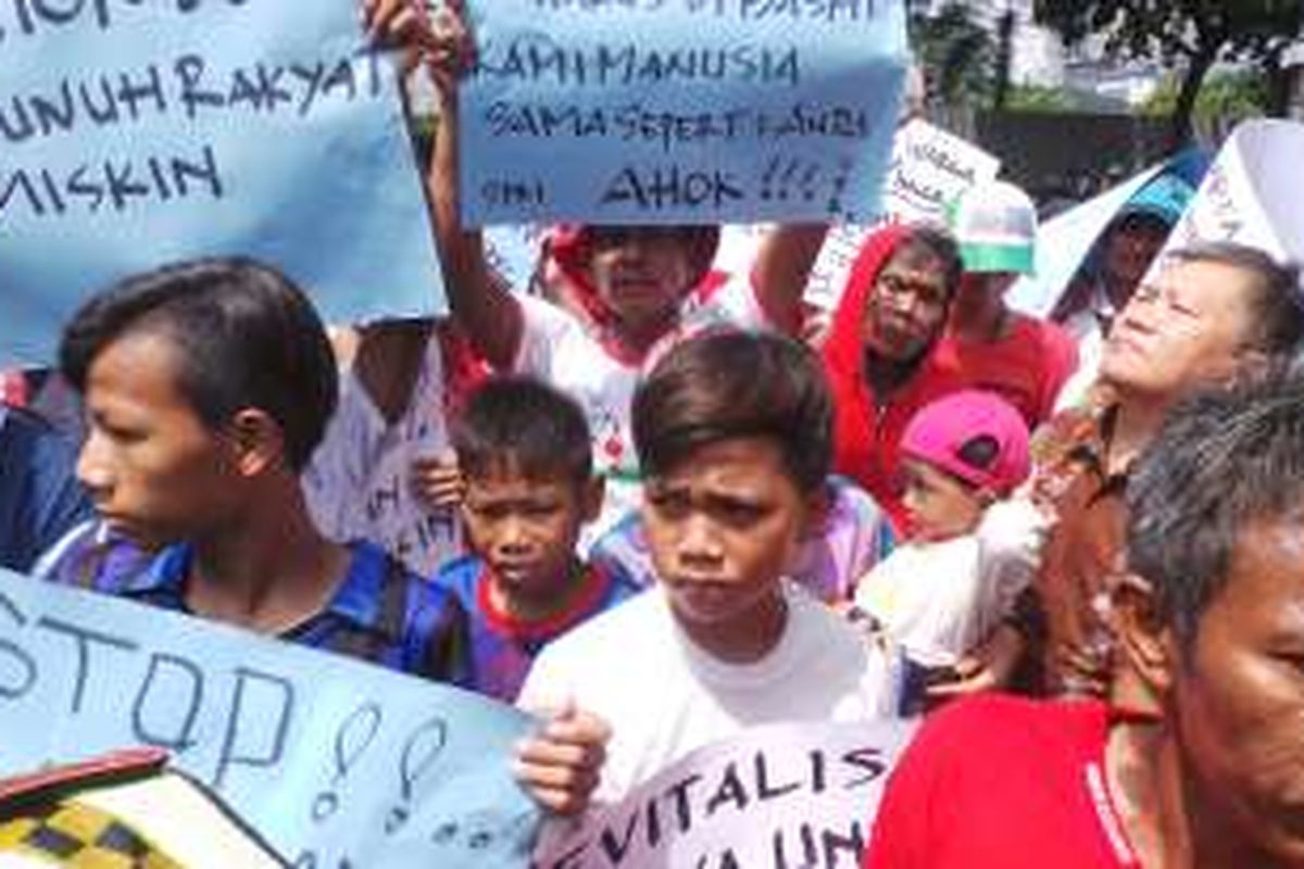 Warga kolong Tol Wiyoto Wiyono membawa anak-anak mereka untuk demo di depan Gedung DPRD DKI, Jalan Kebon Sirih, Selasa (5/4/2016). 