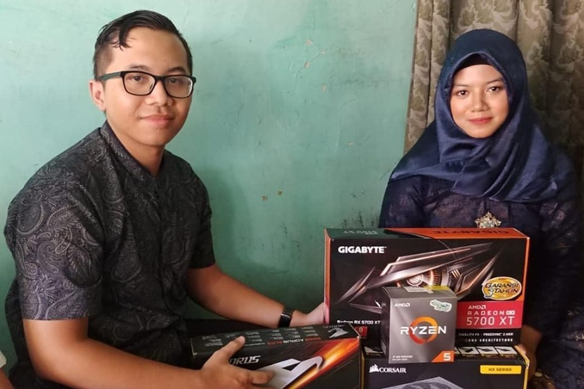 Ervan Pratama saat memberikan hadiah seserahan berupa hardware kepada Tiara di sebuah acara lamaran di Surabaya, Minggu (18/8/2019).