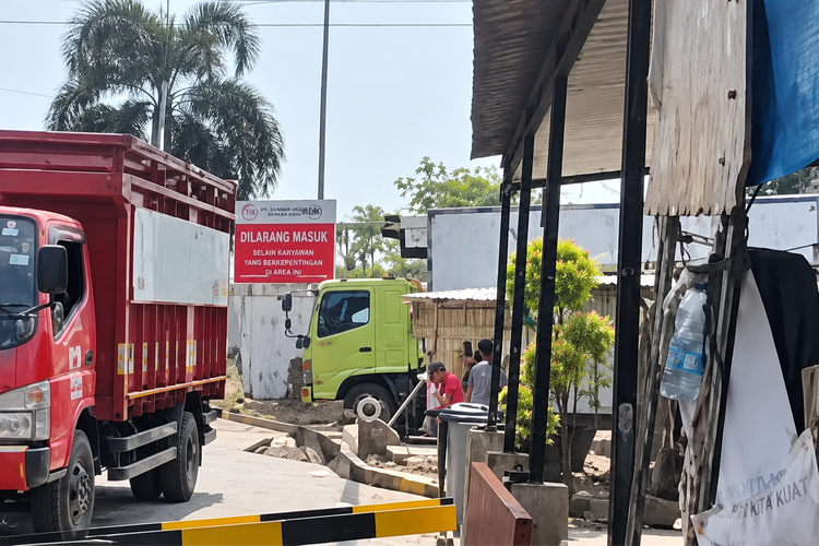 Truk Tabrak Portal di Jalan Caringin Bekasi, Pengendara Motor Luka Tertimpa Tiang