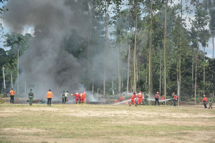 Tim satgas karhutla saat simulasi pemadaman kebakaran