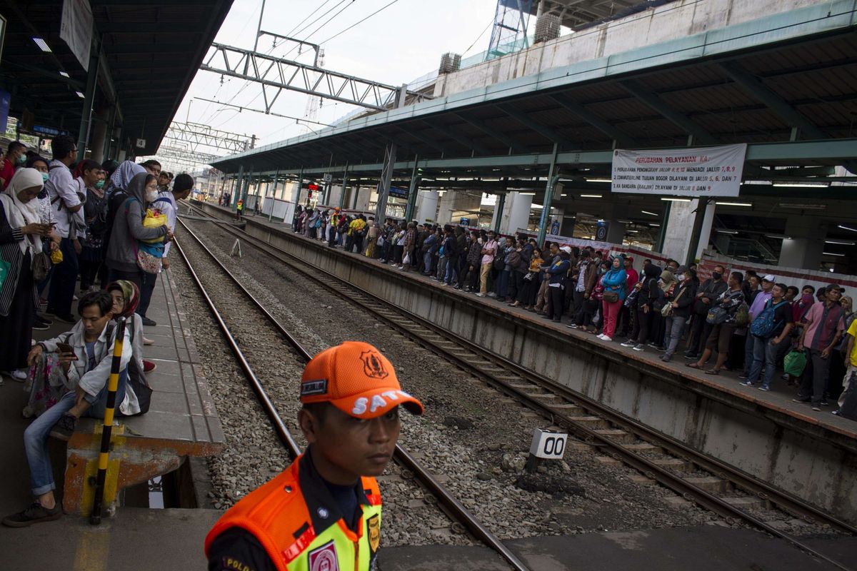 Suasana keramaian penumpang Kereta Rel Listrik (KRL) di Stasiun Manggarai, Jakarta Selatan, Jumat (14/2/2020). Mulai Kamis (13/2/2020), malam hari dilakukan rekayasa pola operasi KRL hingga tanggal 23 Februari mendatang hal tersebut sebabkan penumpukan penumpang.