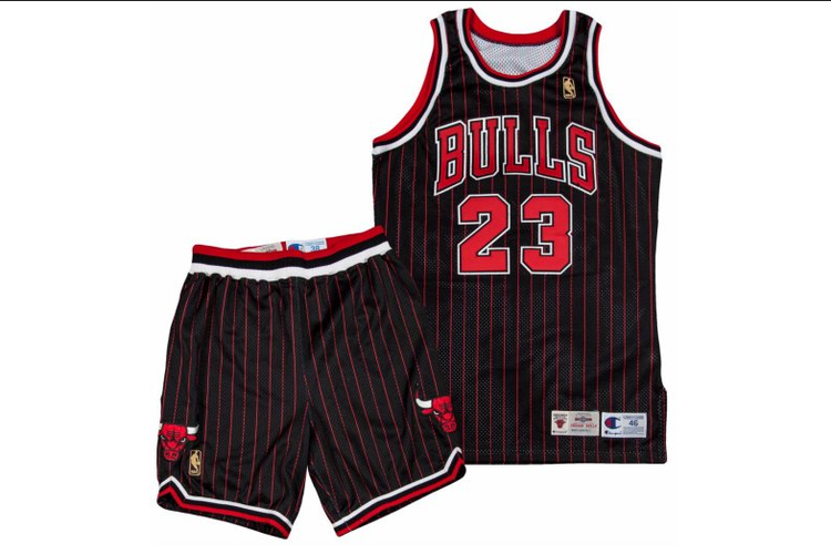 Sebuah jersey pinstripes Bulls yang dipakai Michael Jordan di musim kompetisi 1996-1997, siap dilelang.