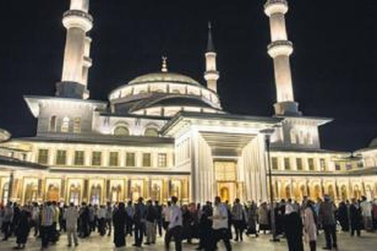 The Be?tepe People's Mosque dibuka sebagai langkah terbaru presiden untuk memperluas daya tariknya kepada publik. Ia membuat Istana Kepresidenan lebih mudah diakses untuk semua orang. 
