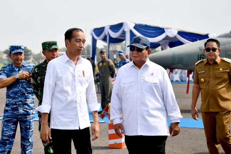 Presiden Joko Widodo meninjau alat utama sistem persenjataan (alutsista) bersama Menteri Pertahanan Prabowo Subianto di Pangkalan TNI AU Iswahjudi, Magetan, Jawa Timur, Jumat (8/3/2024).