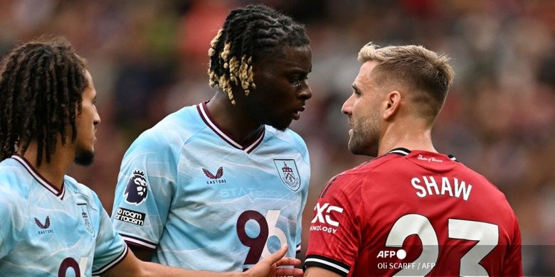 Bek Manchester United Luke Shaw (Kanan) berhadapan dengan gelandang Burnley Lesley Ugochukwu (Tengah)pada laga Liga Inggris antara Manchester United dan Burnley di Old Trafford di Manchester, barat laut Inggris, pada 30 Agustus 2025.