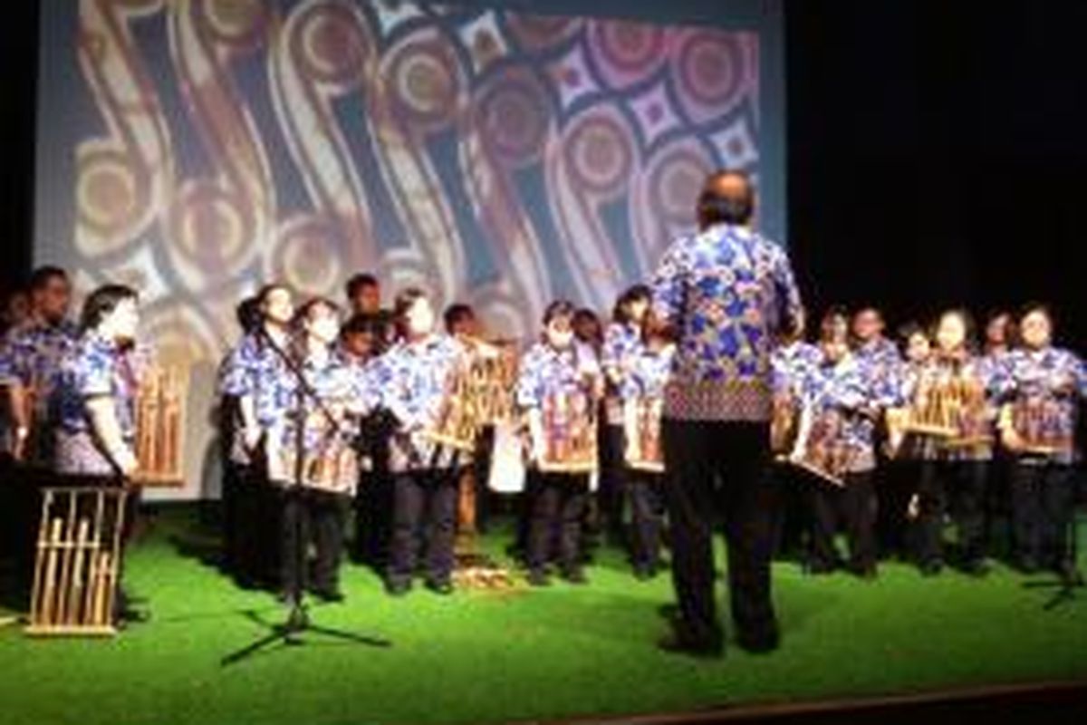 Anak penyandang down syndrome memainkan alat musik angklung pada sebuah talkshow dalam rangka peringatan Hari Musik Nasional dan Hari Down Syndrome Sedunia yang diadakan oleh Pinisi Edutainment Park, Senin (24/3/2014) di Jakarta.