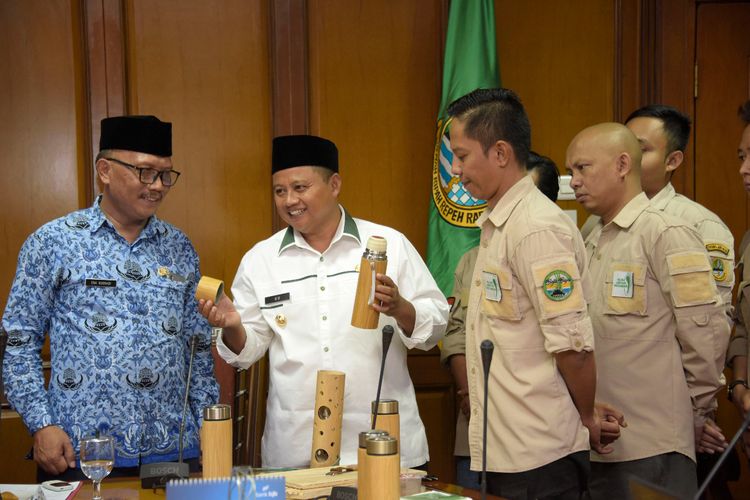 Wakil Gubernur Jawa Barat Uu Ruzhanul Ulum saat beraudiensi dengan komunitas Hijau Lestari Indonesia terkait program Baju Baja yang digulirkan Pemdaprov Jabar di Gedung Sate, Jalan Diponegoro, Kota Bandung, Kamis (2/5/19)