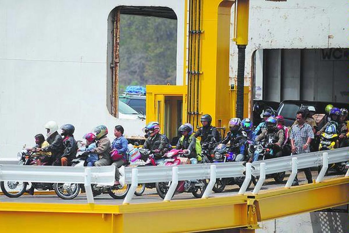 Pelabuhan penyeberangan Merak, Banten dipadati penumpang bersepeda motor saat lebaran.