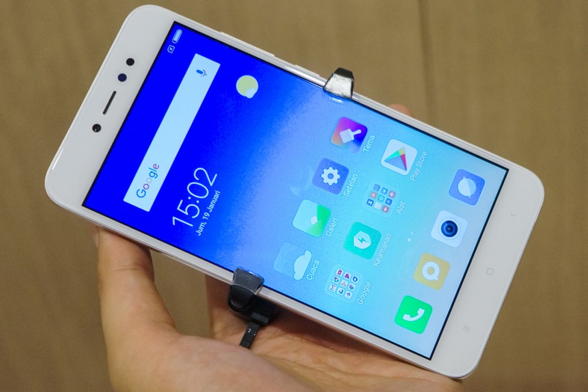 Bagian depan Redmi Note 5A Prime tampak seperti ponsel-ponsel entry level  lain dari Xiaomi. Tombol navigasi back, home, dan recent apps berupa softbutton berlabel yang terletak di bawah layar (5,5 inci, 1.280 x 720 piksel).
