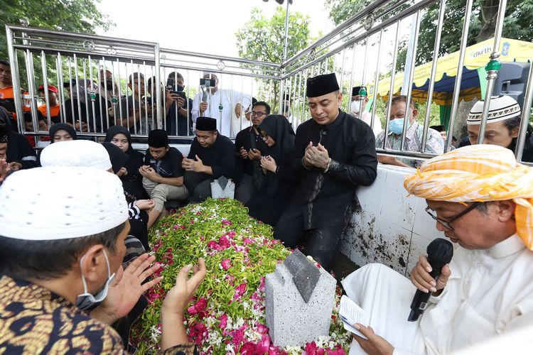 Wali Kota Surabaya Eri Cahyadi berada di sebelah makam ayahandanya, Urip Suwondo, mengantar ke tempat peristirahatan terakhir di Tempat Pemakaman Umum (TPU) Tembok Gede, Surabaya, Minggu (22/1/2023).