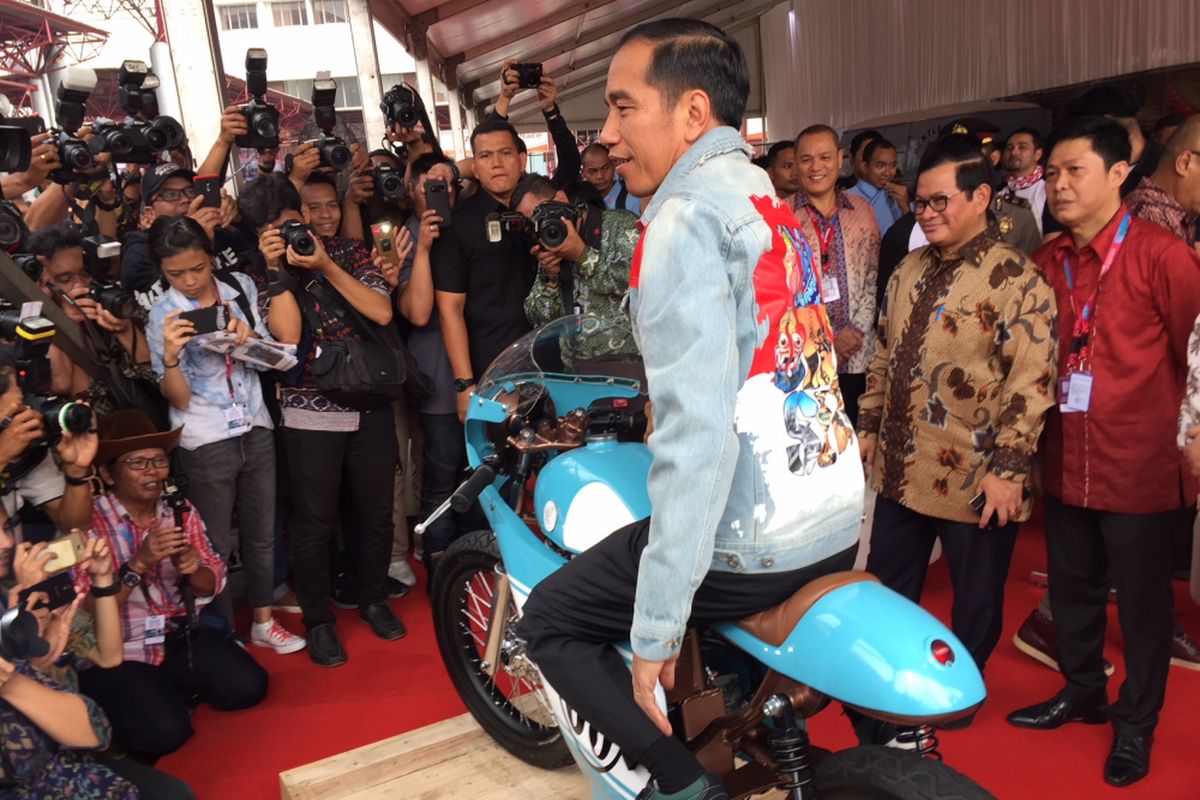 Presiden Joko Widodo naik sepeda motor custom putranya, Gibran di IIMS 2018.