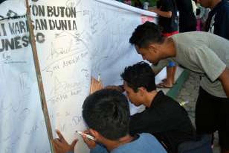 Ratusan warga Kota Baubau menandatangani dukungan Benteng Keraton Buton menjadi warisan dunia UNESCO 