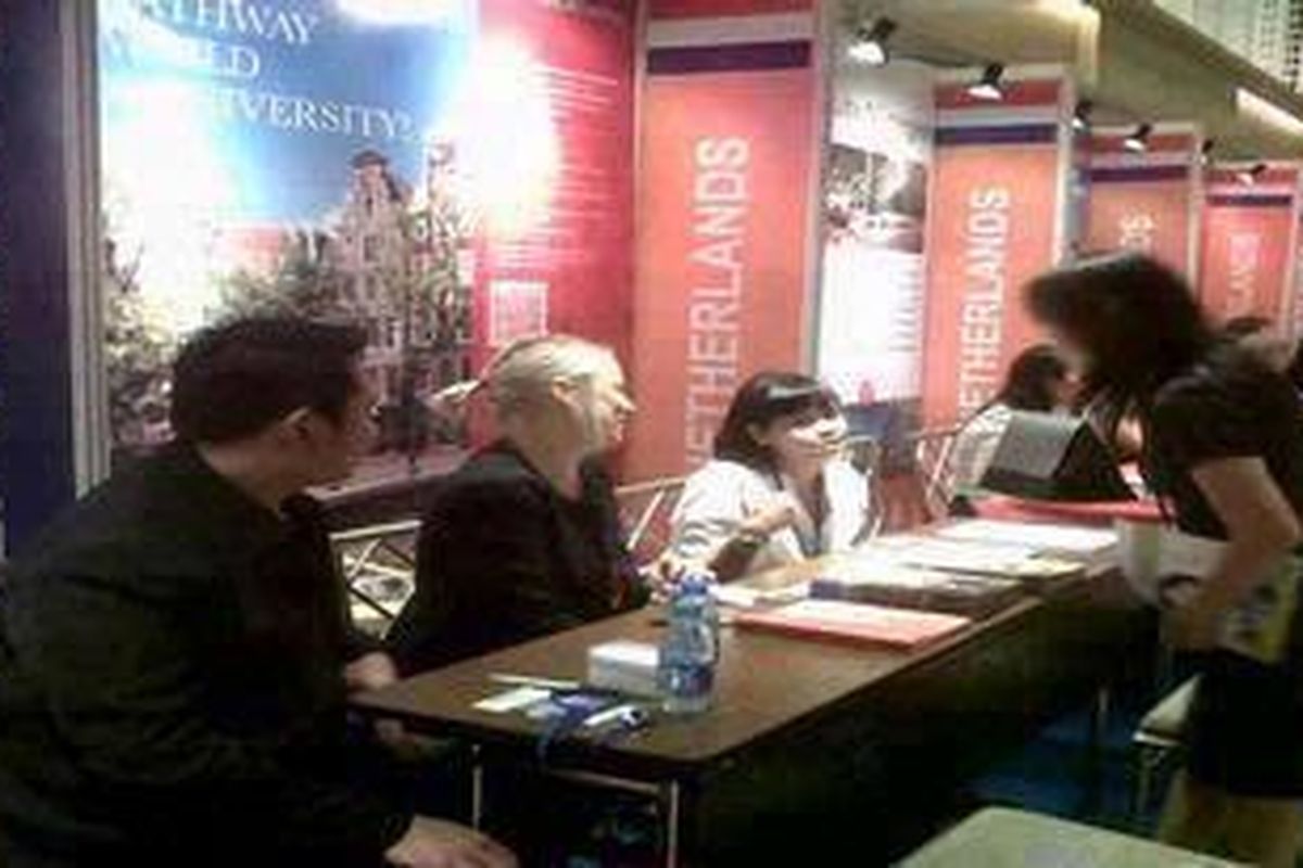Salah satu booth di 4th European Higher Education Fair dikunjungi oleh siswa yang tertarik melanjutkan studi di Eropa.