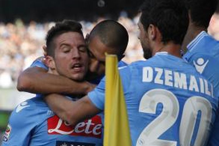 Striker Napoli Dries Mertens (kiri) mendapat sambutan dari rekan-rekannya usai mencetak gol ke gawang Sampdoria dalam laga Serie-A di San Paolo Stadium, Senin (6/1/2014). Napoli menang 2-0 berkat gol Mertens.