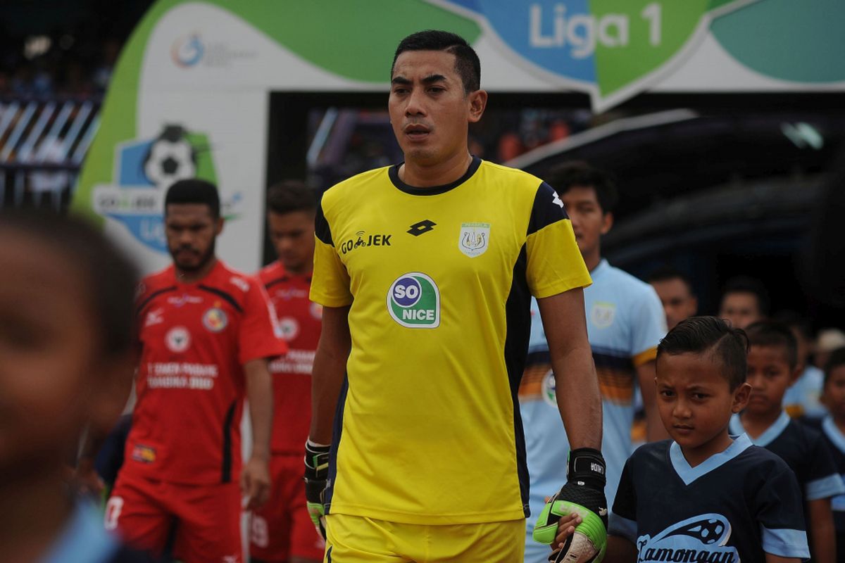 Penjaga gawang Persela Lamongan Choirul Huda (tengah) memasuki lapangan sebelum pertandingan melawan Semen Padang dalam lanjutan Gojek Traveloka Liga 1 di Stadion Surajaya Lamongan, Jawa Timur, Minggu (15/10/2017). Choirul Huda meninggal dunia setelah sempat tak sadarkan diri karena mengalami benturan atau tabrakan dengan rekan setimnya, Ramon Rodrigues. Persela Lamongan menang atas Semen Padang FC dengan skor 2-0.