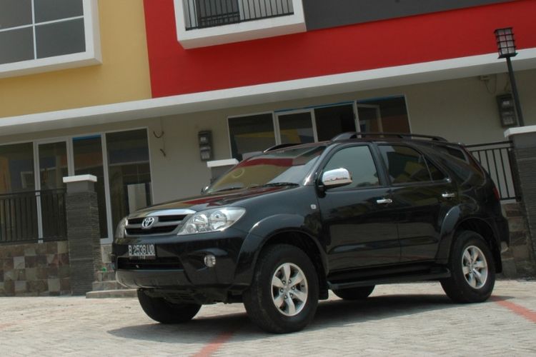 Ilustrasi Toyota Fortuner 2005