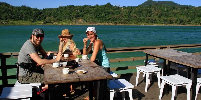 Turis asing sedang menikmati keindahan Danau Linouw, di Tomohon.