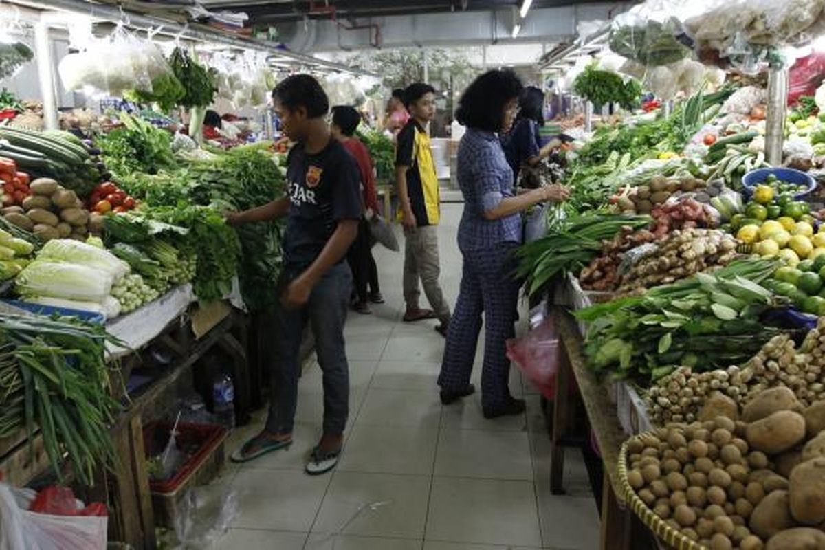 Ilustrasi: Pengunjung berbelanja di Pasar Mayestik, Kebayoran Baru, Jakarta Selatan, Selasa (20/5/2014). 