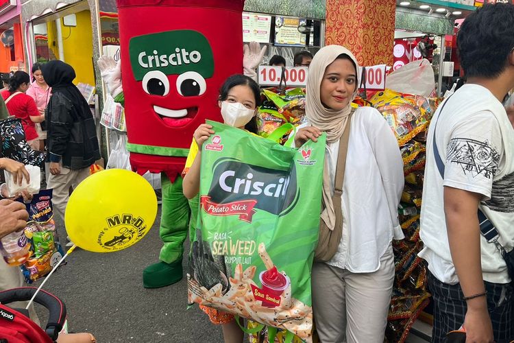 Dalam satu kemasan besar, pembeli bisa mendapatkan ragam snack.