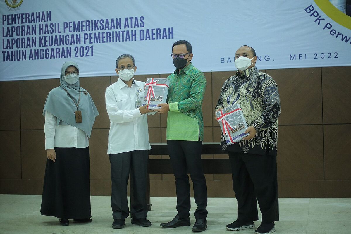 Wali Kota Bogor Bima Arya Sugiarto saat menerima penghargaan wajar tanpa pengecualian (WTP) yang didapat Kota Bogor, Senin (23/5/2022). Prestasi ini sekaligus menjadi raihan WTP keenam kalinya yang didapat Pemkot Bogor secara berturut-turut sejak tahun 2016.
