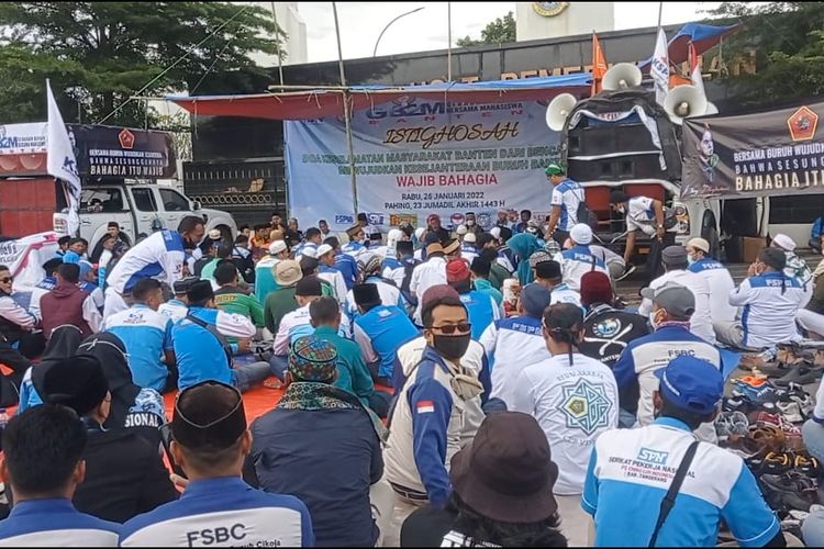 Serikat buruh di Banten gelar aksi doa bersama di depan Kawasan Pusat Pemerintahan Provinsi Banten (KP3B) Kota Serang. Doa dipanjatkan agar Gubernur Banten Wahidin Halim merevisi UMK 2022