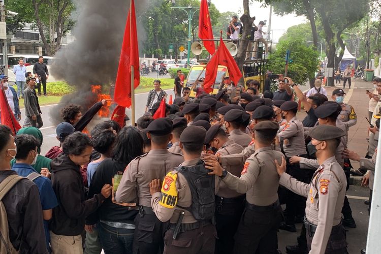Sekelompok demonstran mengatasnamakan Liga Mahasiswa Nasional Demokrat (LMND) melakukan aksi unjuk rasa di depan kantor Komisi Pemilihan Umum (KPU) RI di Jalan Imam Bonjol, Jakarta, (17/1/2023).