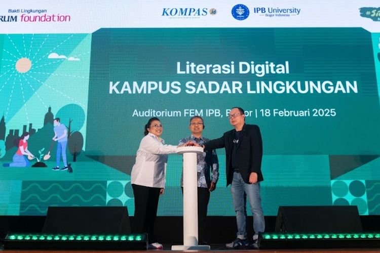 Director Communications Bakti Lingkungan Djarum Foundation Mutiara Diah Asmara, Wakil Rektor Bidang Pendidikan dan Kemahasiswaan IPB Prof. drh. Deni Noviana, PhD, DAiCVIM serta Pemimpin Redaksi Harian Kompas Sutta Dharmasaputra secara simbolis membuka acara literasi digital, Selasa (18/2/2025) di kampus Institut Pertanian Bogor (IPB)