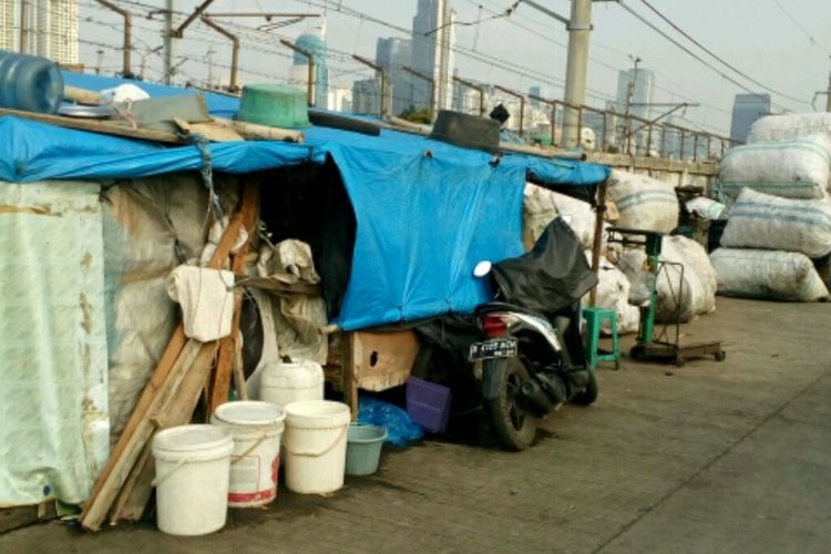 Bedeng-bedeng berdiri di sepanjang Jalan Tenaga Listrik, Tanah Abang, Jakarta Pusat, Selasa (12/9/2017).