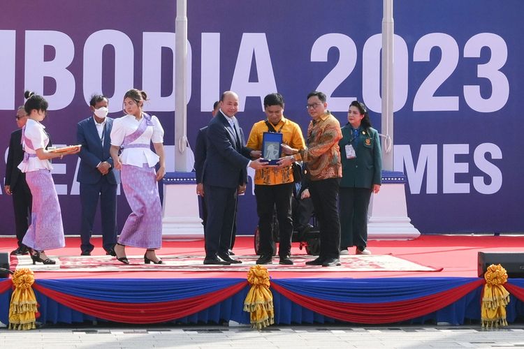 Upacara pengibaran bendera dan penyambutan 11 negara untuk ASEAN Para Games 2023 berlangsung di kawasan Morodok Techo Sports Complex, Jumat (2/6/2023). Perwakilan Indonesia memberikan cendera mata berupa tokoh wayang Gatotkaca. 