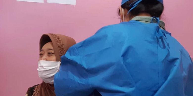Dosen Unpad, Herlina Agustin saat sedang disuntik vaksin Covid-19 dari Sinovac, China. 
