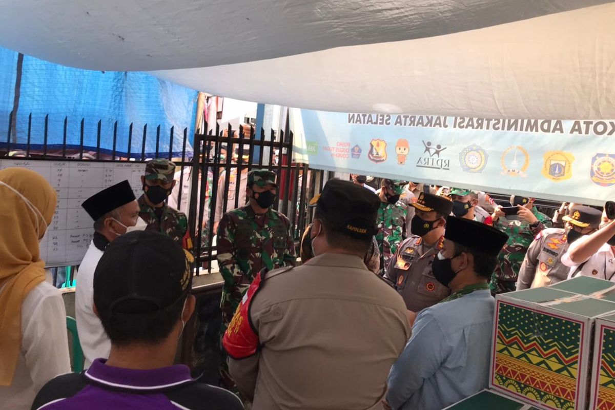 Kapolri Jenderal Listiyo Sigit Prabowo bersama Menteri Kesehatan (Menkes), Budi Gunadi, dan Panglima TNI Marsekal Hadi Tjahjono meninjau sebuah kampung di Jalan Madrasah RT 006 RW 001 Gandaria Selatan, Cilandak, Jakarta Selatan yang sedang di-lockdown pada Selasa (22/6/2021).