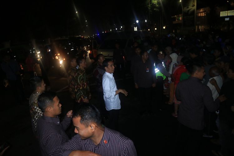 Presiden Jokowi membagikan sembako di luar area Istana Kepresidenan Bogor tepatnya di depan Hotel Salak, Bogor, Jawa Barat, Minggu (11/6/2017) sekitar pukul 20.10 WIB. 