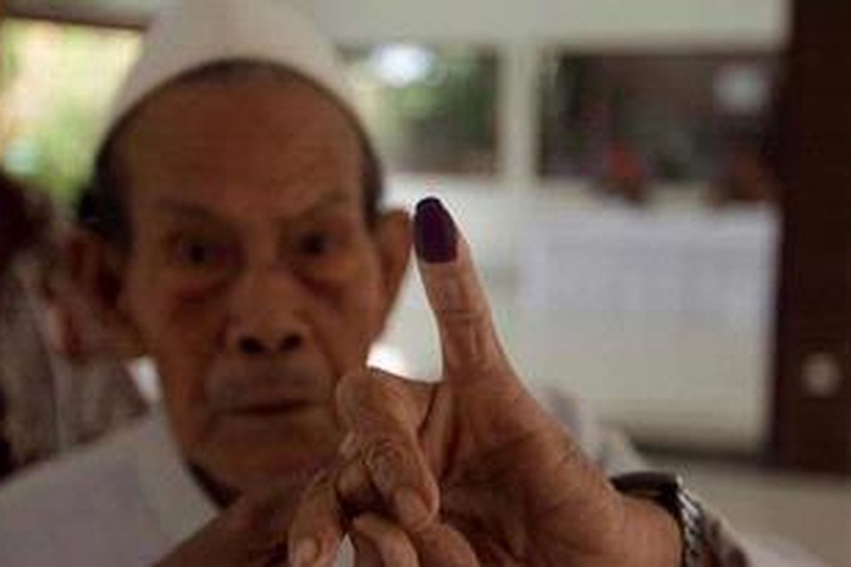 Seorang lansia menunjukkan tanda tinta seusai memberikan suara dalam Pemilihan Kepala Daerah Jawa Barat di TPS 05, Kelurahan Nagrak, Kecamatan Gunung Putri, Kabupaten Bogor, Jawa Barat, Minggu (24/2/2013). Presiden Susilo Bambang Yudhoyono, Ibu Negara Ani Susilo Bambang Yudhoyono, Edhie Baskoro Yudhoyono dan istrinya Siti Rubi Aliya Rajasa juga turut memberikan suara di TPS yang sama. 
